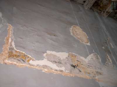 ...riusciamo a scorgere con stupore gli originali affreschi che abbellivano i vani dell�edificio. Fasce floreali, cornici...